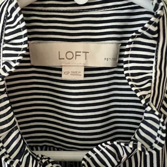 Loft Women pinstripe top size XS/P - Picture 5 of 5